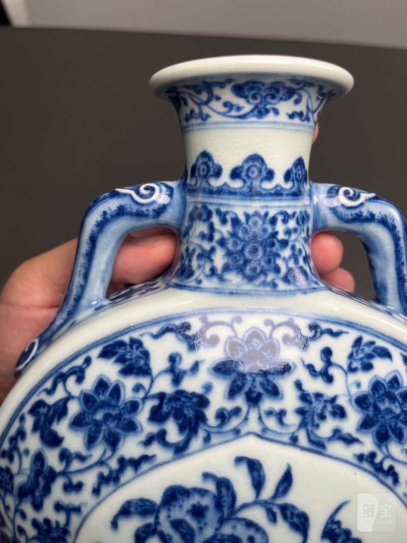 清乾隆  青花缠枝莲杏圆开光福寿纹双如意耳扁瓶 - 图16